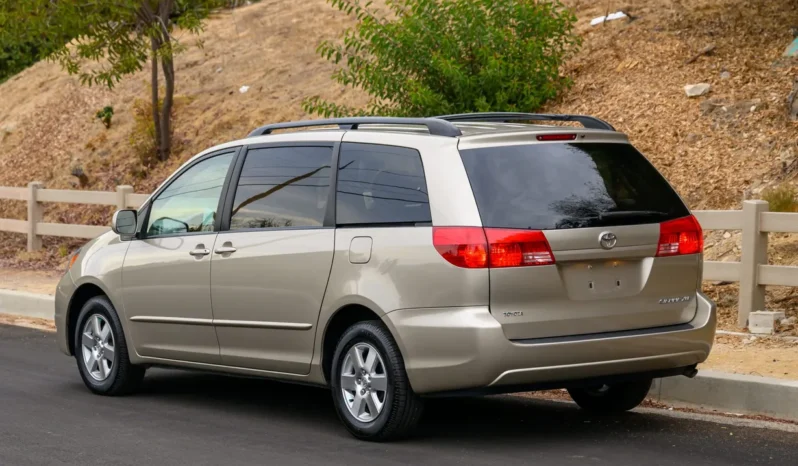 
								2004 Toyota Sienna XLE full									