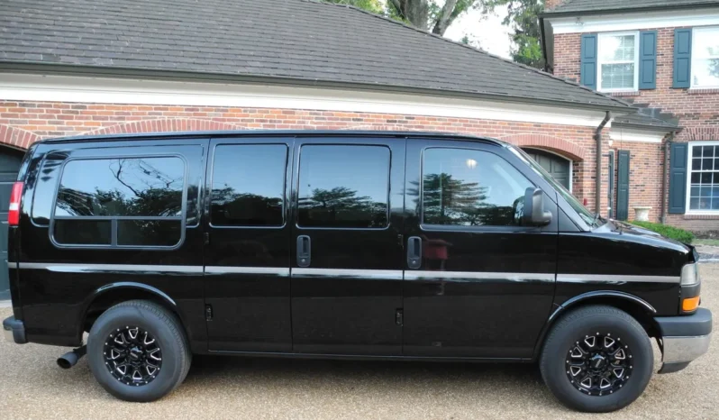 
								2003 GMC Savana G1500 Regency Conversion Van full									