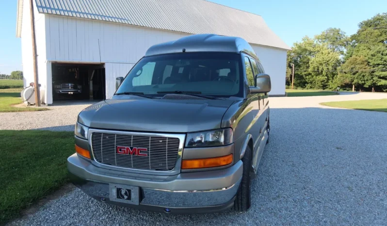 
								2004 GMC Savana 1500 Explorer Limited S Conversion Van full									