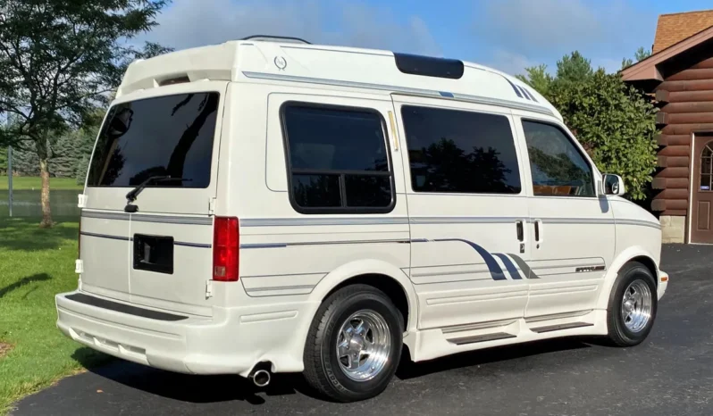 
								1995 GMC Safari AWD Conversion Van full									