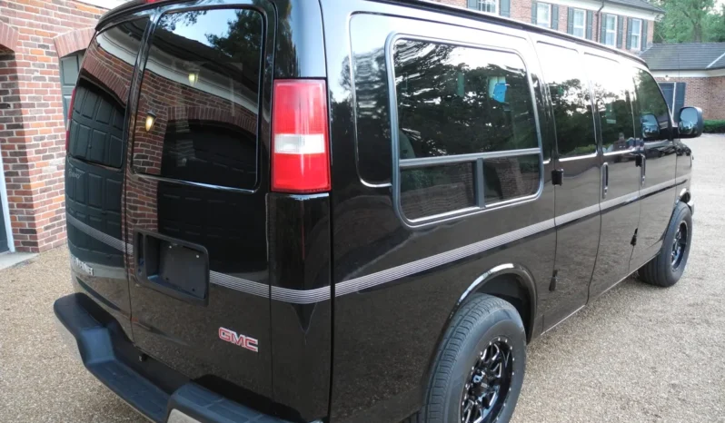 
								2003 GMC Savana G1500 Regency Conversion Van full									