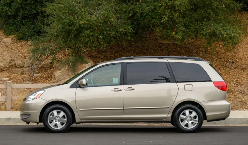 
								2004 Toyota Sienna XLE full									