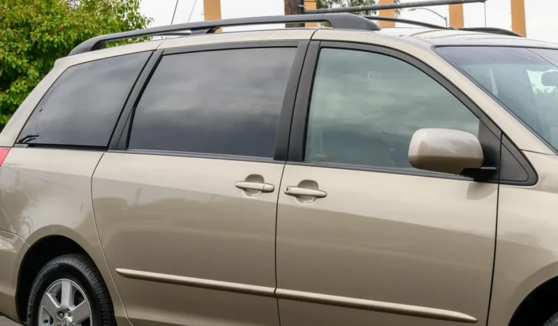
								2004 Toyota Sienna XLE full									