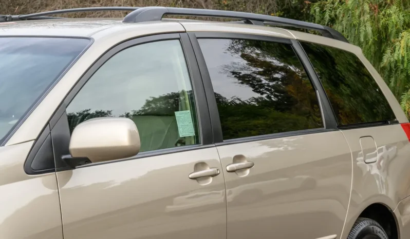 
								2004 Toyota Sienna XLE full									