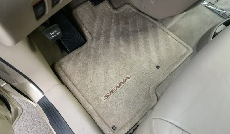 
								2004 Toyota Sienna XLE full									