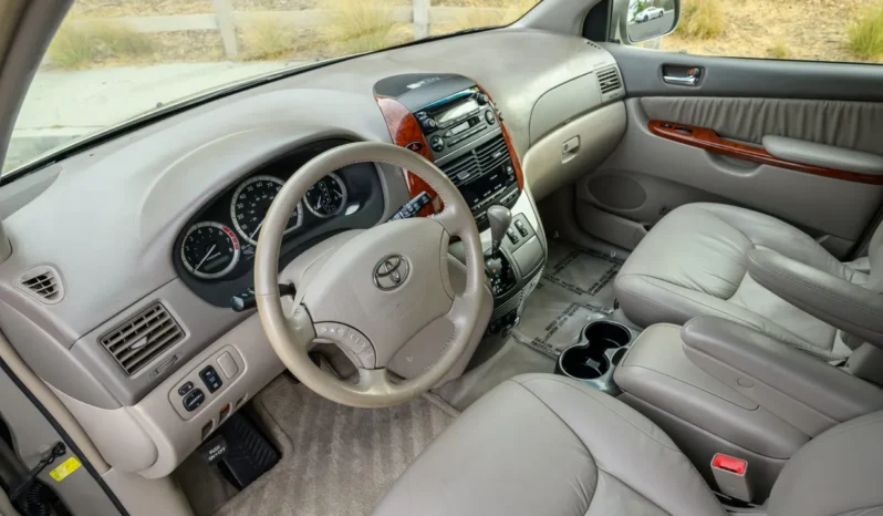
								2004 Toyota Sienna XLE full									