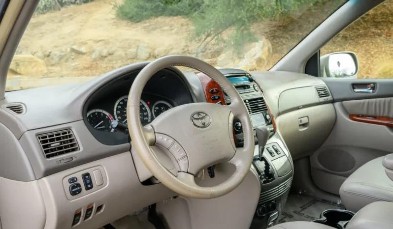 
								2004 Toyota Sienna XLE full									