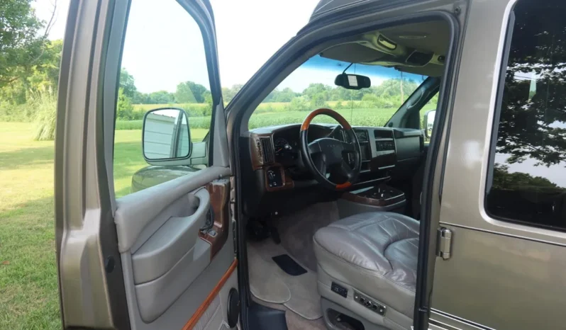 
								2004 GMC Savana 1500 Explorer Limited S Conversion Van full									