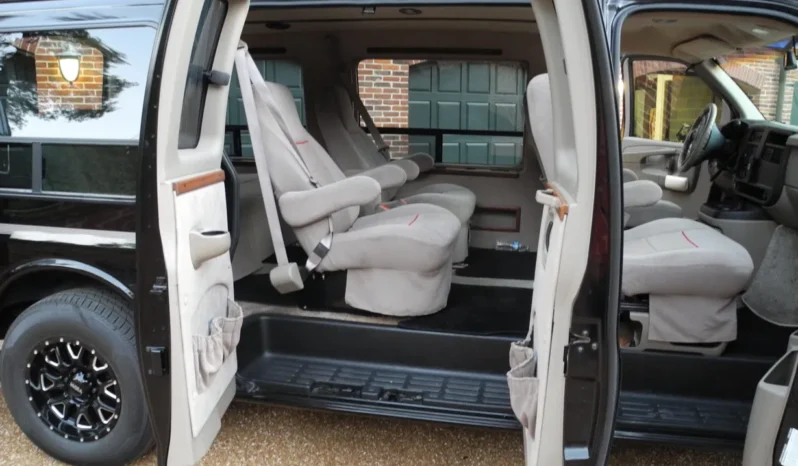 
								2003 GMC Savana G1500 Regency Conversion Van full									