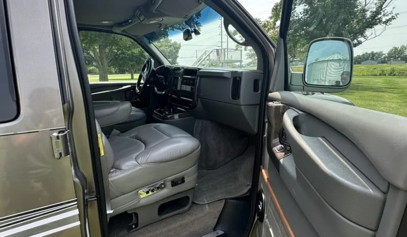 
								2004 GMC Savana 1500 Explorer Limited S Conversion Van full									
