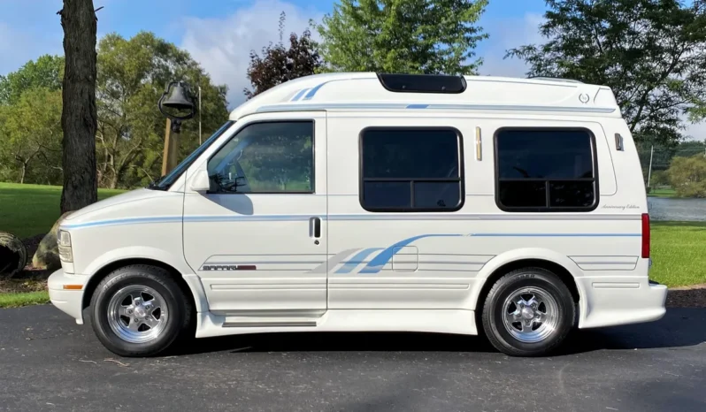 
								1995 GMC Safari AWD Conversion Van full									