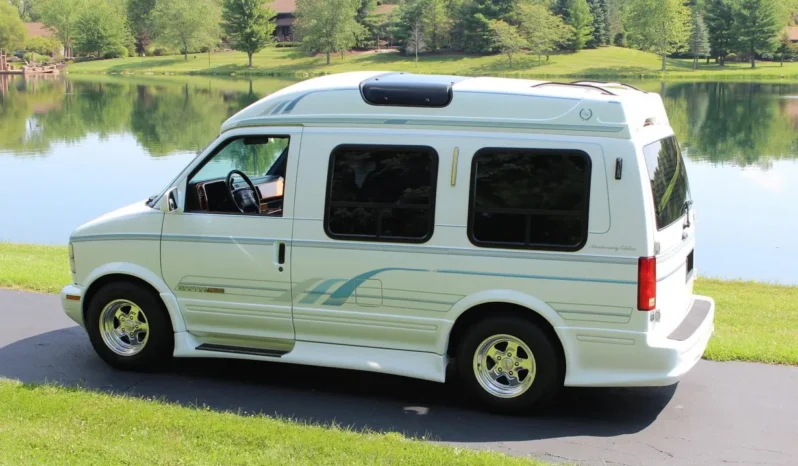 
								1995 GMC Safari AWD Conversion Van full									