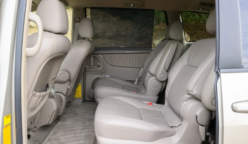 
								2004 Toyota Sienna XLE full									
