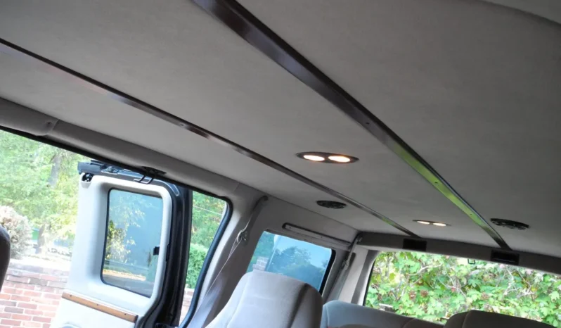 
								2003 GMC Savana G1500 Regency Conversion Van full									