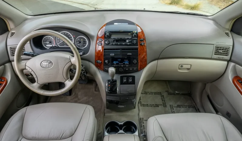 
								2004 Toyota Sienna XLE full									