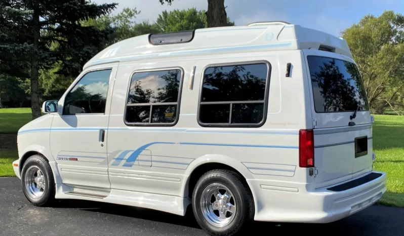 
								1995 GMC Safari AWD Conversion Van full									