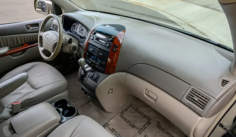 
								2004 Toyota Sienna XLE full									