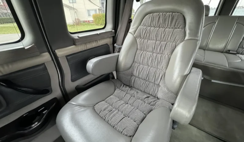 
								2006 Chevrolet Express Southern Comfort Conversion Van full									