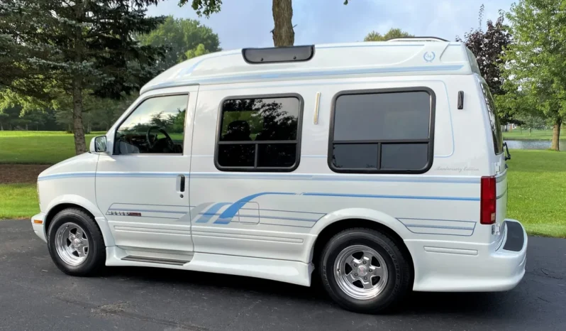 
								1995 GMC Safari AWD Conversion Van full									