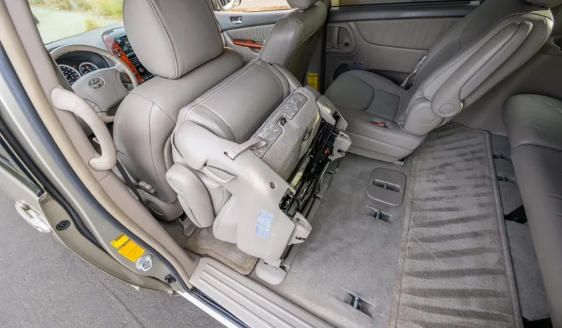 
								2004 Toyota Sienna XLE full									