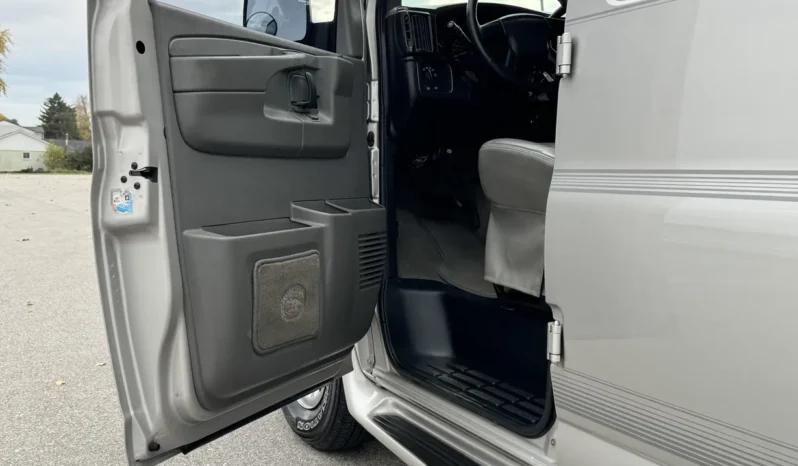 
								2006 Chevrolet Express Southern Comfort Conversion Van full									