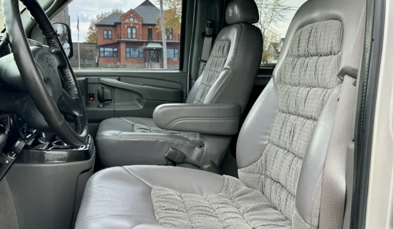 
								2006 Chevrolet Express Southern Comfort Conversion Van full									