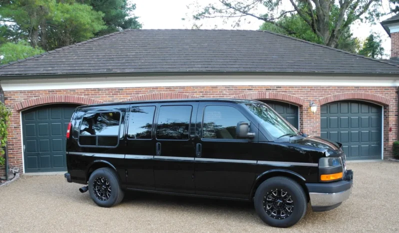 
								2003 GMC Savana G1500 Regency Conversion Van full									