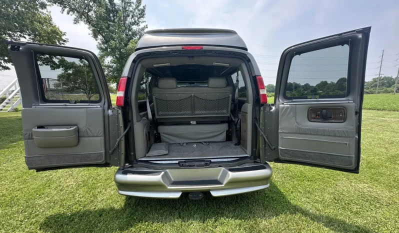 
								2004 GMC Savana 1500 Explorer Limited S Conversion Van full									