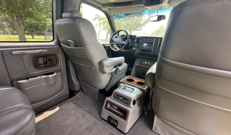 
								2004 GMC Savana 1500 Explorer Limited S Conversion Van full									
