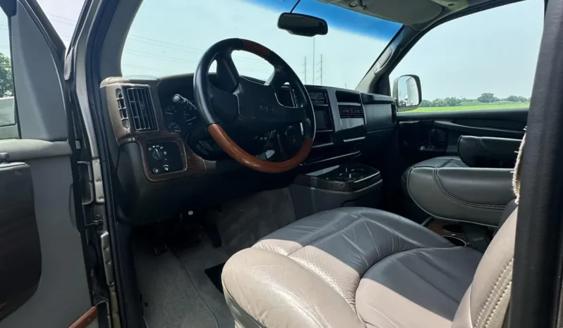 
								2004 GMC Savana 1500 Explorer Limited S Conversion Van full									