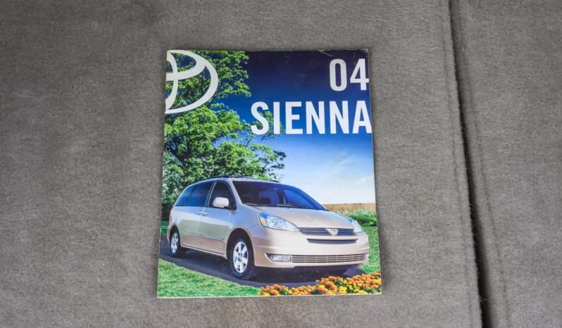 
								2004 Toyota Sienna XLE full									