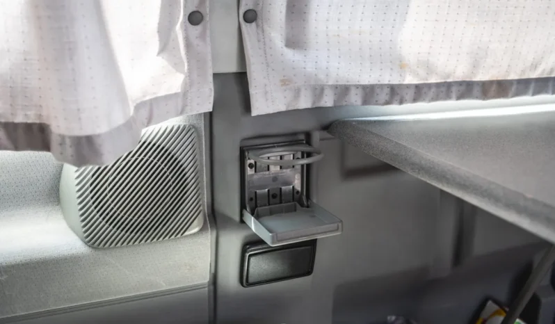 
								2003 Volkswagen EuroVan Westfalia MV Weekender Pop-Top Camper full									