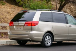 
										2004 Toyota Sienna XLE full									