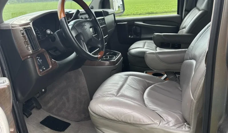 
								2004 GMC Savana 1500 Explorer Limited S Conversion Van full									
