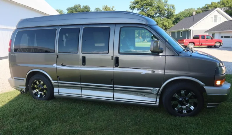 
								2004 GMC Savana 1500 Explorer Limited S Conversion Van full									